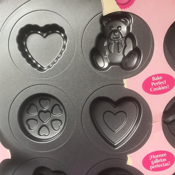 Wilton Valentines Day Pan 12 Cavity Cookies New torn packaging - Picture 3 of 6